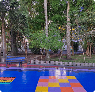Praça/playground arborizado do Colégio Stella Maris