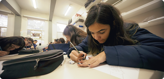 Alunos do Stella Maris desenhando e escrevendo em atividade de idiomas