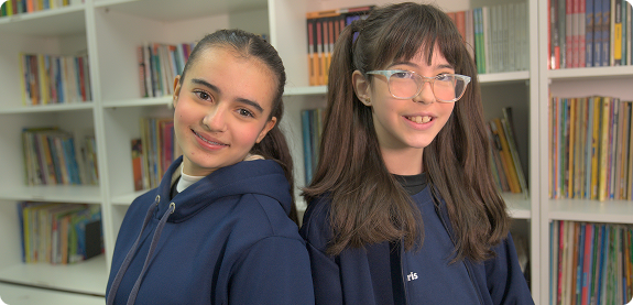 Alunas do Stella Maris estudando juntas na biblioteca