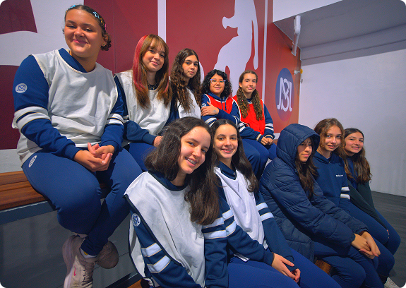 Grupo de alunas do Colégio Stella Maris em uniforme sorrindo