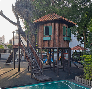 Playground com casa na árvore do Colégio Stella Maris
