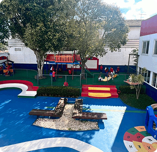 Área externa com playground do Colégio Stella Maris