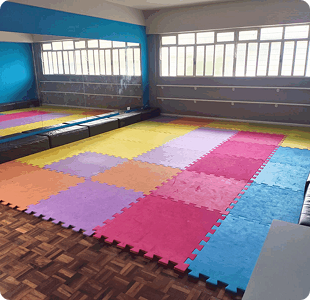 Sala multiuso com tapete de atividades do Colégio Stella Maris