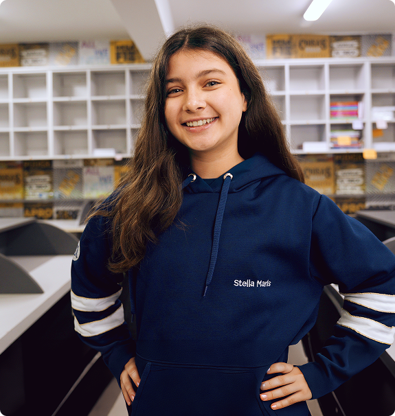 Aluna do Ensino Médio do Colégio Stella Maris sorrindo