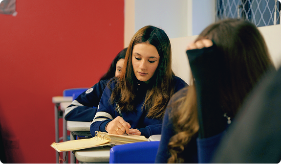 Aluna do Ensino Médio do Stella Maris estudando em sala de aula