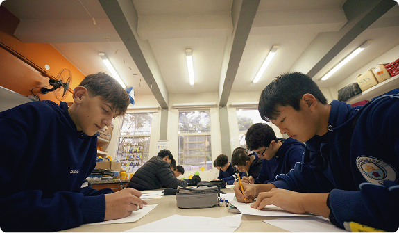 Alunos do Ensino Médio do Stella Maris durante atividade em grupo