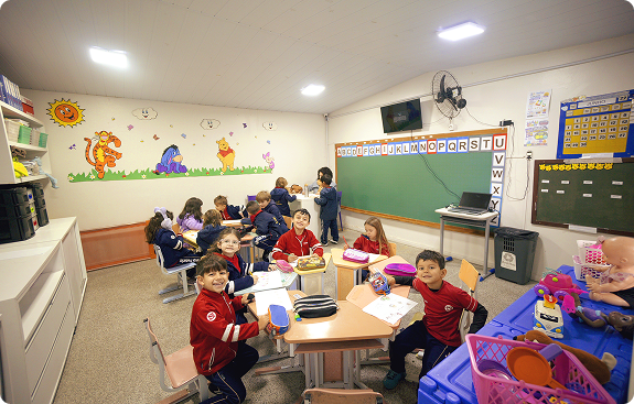 Alunos do Stella Maris em sala de aula